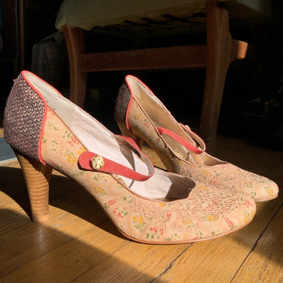 Rare Vintage Kensie Embroidered Rose Mary Janes💕❤️💕 with original box🤗 - Picture 9 of 12